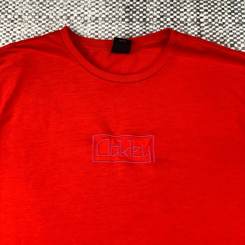 Oakley T-Shirt Mens Medium Red Embroidered Box Logo Custom Fit Short Sleeve